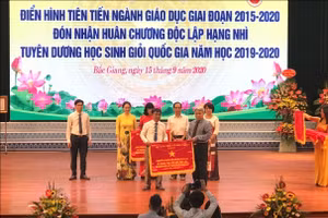 Thầy Dương Đăng Doan – Bí thư chi bộ, Hiệu trưởng nhà trường lên nhận Cờ thi đua