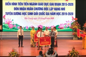 Thầy Dương Đăng Doan – Bí thư chi bộ, Hiệu trưởng nhà trường lên nhận Cờ thi đua