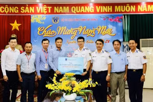  PV GAS đã trao tặng 100 phần quà cho các cán bộ, chiến sĩ Bộ Tư lệnh Vùng Cảnh sát biển 3 tham gia trực chiến trong dịp Tết.
