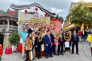 Tặng quà cho 19 du khách đầu tiên xông đất phố cổ Hội An đầu năm 2021.