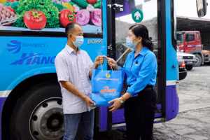 Tặng quà hỗ trợ các công đoàn viên khó khăn