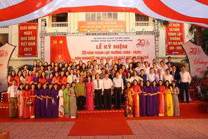 Tập thể cán bộ, giáo viên, nhân viên nhà trường.