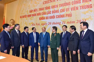 Khen thưởng, trao quyết định nghỉ hưu cho các Ủy viên Trung ương Đảng khóa XII