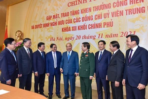 Khen thưởng, trao quyết định nghỉ hưu cho các Ủy viên Trung ương Đảng khóa XII