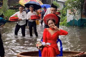 Clip: Cách rước dâu độc nhất vô nhị chỉ có trong mùa lũ