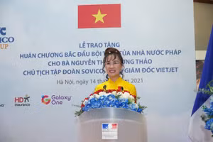 Nữ doanh nhân Nguyễn Thị Phương Thảo nhận Huân chương Bắc đẩu bội tinh của Nhà nước Pháp trao tặng