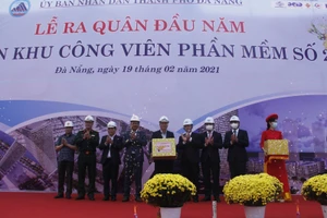 Ông Nguyễn Văn Quảng (thứ 4, từ phải sang) – Bí thư Thành ủy Đà Nẵng tặng quà Tết cho BQL và công nhân thi công công trình dự án Công viên phần mềm số 2.