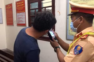 Đo nồng độ cồn tài xế T. ảnh: Công an.