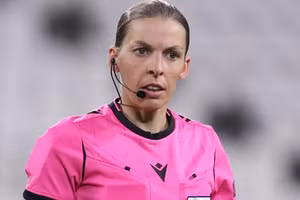 Nữ trọng tài Stephanie Frappart. (Nguồn: skysports.com).