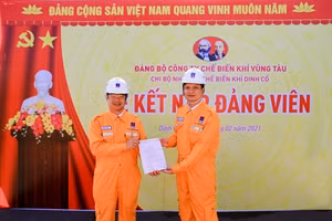 Trao quyết định kết nạp đảng viên cho quần chúng ưu tú.