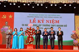 Lãnh đạo TP Hạ Long tặng hoa chúc mừng Trường THPT Hoành Bồ