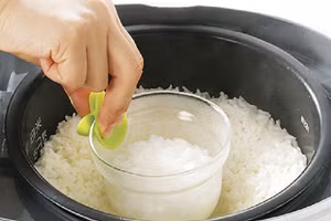 Cơm nửa sống nửa chín, chỉ cần cho thứ này vào đảm bảo thơm ngon 