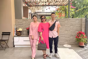 Mẹ con Hoàng Yến Chibi tạo dáng trong sân căn biệt hộ 6 tỷ.