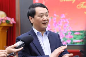 Phó Chủ tịch, Tổng thư ký UB Trung ương MTTQ Việt Nam Hầu A Lềnh trao đổi bên lề hội nghị hướng dẫn giới thiệu người ứng cử đại biểu Quốc hội khóa XV tại trung ương.