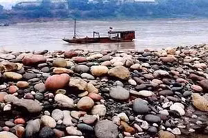 Ngôi làng ẩn chứa "báu vật", chỉ cần nhặt cục đá cuội đem bán cũng đủ tiền mua xe, sửa nhà