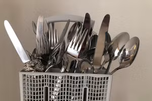 Rổ dao, muỗng, nĩa sau khi rửa xong với giấy bạc.