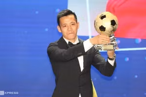 Nguyễn Văn Quyết giành danh hiệu Quả bóng Vàng Việt Nam hôm 12/1. Ảnh: Đức Đồng.