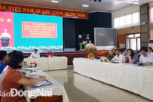 Đồng chí Phó bí thư Tỉnh ủy Quản Minh Cường, trao đổi những vấn đề về công tác xây dựng Đảng với cán bộ chủ chốt của Đảng bộ TP.Biên Hòa