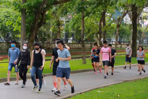 Từ 0h00 ngày 26/6, UBND TP Hà Nội cho phép người dân hoạt động thể dục-thể thao ở công viên, ngoài trời