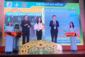 PGS.TS Ngô Văn Dưỡng (thứ 3, trái sang) – Phó Giám đốc ĐH Đà Nẵng và TS. Dương Minh Quân (thứ 2, bìa phải sang) – Phó Bí thư Đoàn thanh niên, Chủ tịch Hội Sinh viên ĐH Đà Nẵng, tuyên dương các sinh viên đạt danh hiệu “Sinh viên 5 tốt tiêu biểu”.