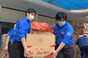 Những suất quà  có ý nghĩa động viên tinh thần các bạn sinh viên khó khăn vượt qua đại dịch