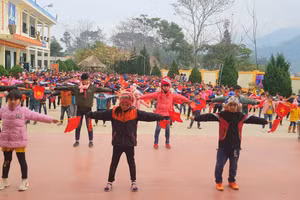 Tập thể dục giữa giờ của các em học sinh trường PTDTBT tiểu học Ngán Chiên