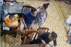 Clip: "Bài học" nhớ đời vì trót bóc mẽ tài nấu ăn của vợ 