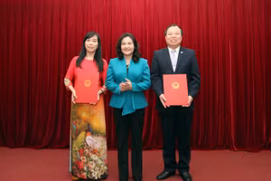 Thứ trưởng Bộ Lao động - Thương binh và Xã hội Nguyễn Thị Hà trao Quyết định bổ nhiệm Tổng Biên tập và Phó Tổng Biên tập Báo Lao động và Xã hội đối với ông Phùng Quốc Việt và bà Nguyễn Thúy Hằng. 