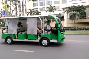 Xe buýt 12 chỗ do doanh nghiệp khai thác chở khách trên đường Lê Duẩn, quận 1. Ảnh: Gia Minhh.