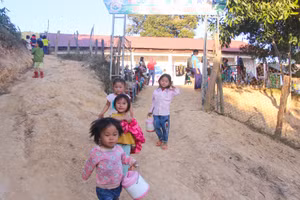 Trẻ mang cơm tới lớp tại điểm bản Huồi Pốc, Trường Mầm non Nậm Cắn (huyện Kỳ Sơn, Nghệ An)