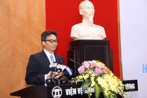 Cùng đoàn kết, nắm tay nhau vượt qua đại dịch COVID-19