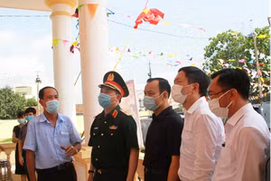 Thiếu tướng Nguyễn Quốc Duyệt, Tư lệnh Bộ Tư lệnh Thủ đô kiểm tra Khu vực bỏ phiếu số 4, thị trấn Liên Quan, huyện Thạch Thất