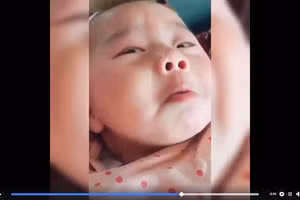 Clip: Màn khóc “giả trân” siêu đáng yêu của nhóc tì