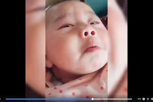 Clip: Màn khóc “giả trân” siêu đáng yêu của nhóc tì