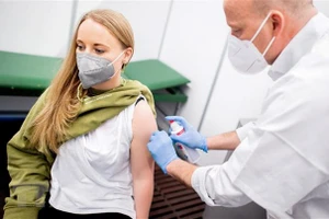 Tiêm vaccine phòng COVID-19 của AstraZeneca cho người dân tại Bremen, Đức. (Ảnh: AFP/TTXVN).
