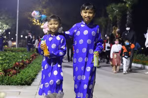 Hai em bé đón giao thừa Tết Tân Sửu tại công viên Lý Tự trọng bên sông Hương, TP Huế. Ảnh:Võ Thạnh