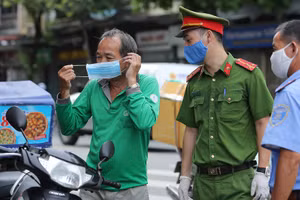 Các lựu lượng chức năng Hà Nội xử phạt nghiêm các trường hợp ra khỏi nhà khi không cần thiết và không đeo khẩu trang
