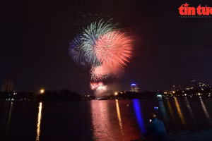 Mãn nhãn màn pháo hoa đêm giao thừa từ góc nhìn flycam
