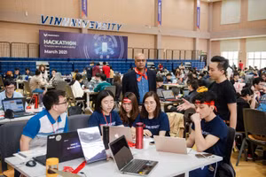 Nữ sinh làm thiết bị định vị cho người khiếm thị nhận học bổng 100% của VinUni