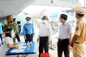 Bí thư Thành ủy Hà Nội Đinh Tiến Dũng và Chủ tịch UBND TP  Chu Ngọc Anh thị sát chốt kiểm soát tại Trạm thu phí đường cao tốc Pháp Vân - Cầu Giẽ.