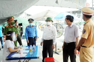 Bí thư Thành ủy Hà Nội Đinh Tiến Dũng và Chủ tịch UBND TP Chu Ngọc Anh thị sát chốt kiểm soát tại Trạm thu phí đường cao tốc Pháp Vân - Cầu Giẽ.