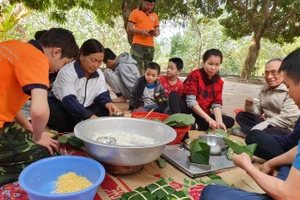 Thầy trò quây quần gói bánh chưng
