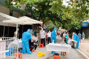 Nhân viên Y tế lấy mẫu xét nghiệm cho người dân quân Đống Đa