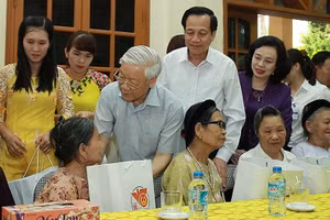 Tổng Bí thư, Chủ tịch nước Nguyễn Phú Trọng trong dịp tặng quà người có công tại Trung tâm nuôi dưỡng và điều dưỡng người có công số 2 Hà Nội.
