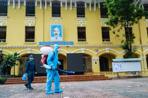 Hà Nội khẩn trương phun khử khuẩn phòng thi trước kỳ thi vào lớp 10