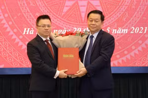 Bí thư Trung ương Đảng, Trưởng Ban Tuyên giáo Trung ương Nguyễn Trọng Nghĩa trao quyết định cho ông Lê Quốc Minh