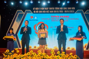 Anh Nguyễn Mạnh Dũng (thứ 2, trái sang) – Bí thư Thành đoàn Đà Nẵng và ông Đoàn Xuân Hiếu (thứ 2, phải sang) – Phó Ban tuyên giáo Thành ủy Đà Nẵng tặng danh hiệu danh hiệu “Sinh viên 5 tốt” cho các sinh viên.