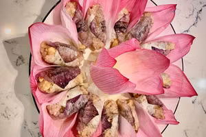 Thơm lừng chả lươn cuốn cánh hoa sen - món ngon lạ miệng mùa hè