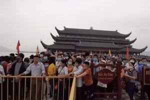 Nghìn người đổ về trong ngày cuối tuần, chùa Tam Chúc nguy cơ "thất thủ"