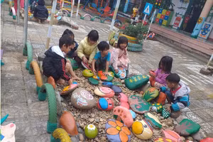 Trẻ học tập và vui chơi trong môi trường giàu ngôn ngữ, đa dạng tương tác